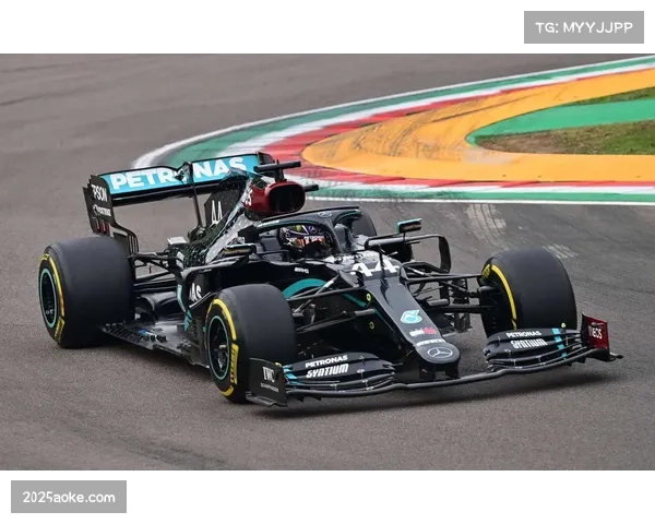 罗杰·费德勒现身英特拉格斯围场，与多位F1车手进行交流